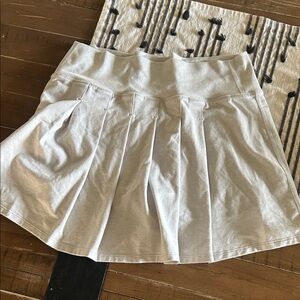 VUORI // EUC Women's Pleated Skirt in Light Gray